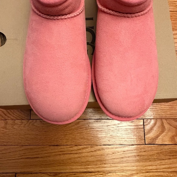 NEW IN BOX UGG Classic Ultra Mini Light Pink Blossom Ankle Boot Womens US 8 - Picture 3 of 10